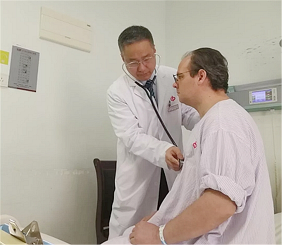 中山一院吳鐘凱教授為患者檢查 中山一院吳鐘凱教授為患者檢查