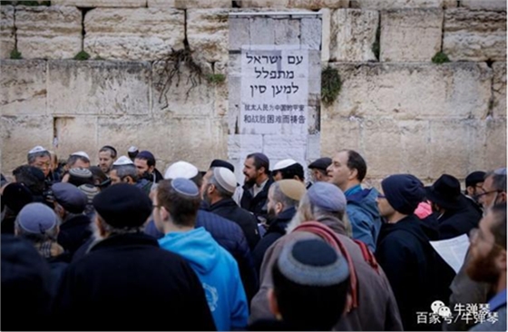昨晚，大批民眾在哭墻為中國祈禱！
