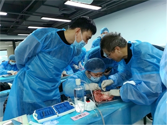 張東星老師上海微創(chuàng)拔牙實操風采 張東星老師上海微創(chuàng)拔牙實操風采