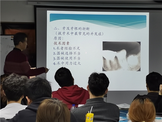 張東星老師上海微創(chuàng)拔牙實操風采 張東星老師上海微創(chuàng)拔牙實操風采