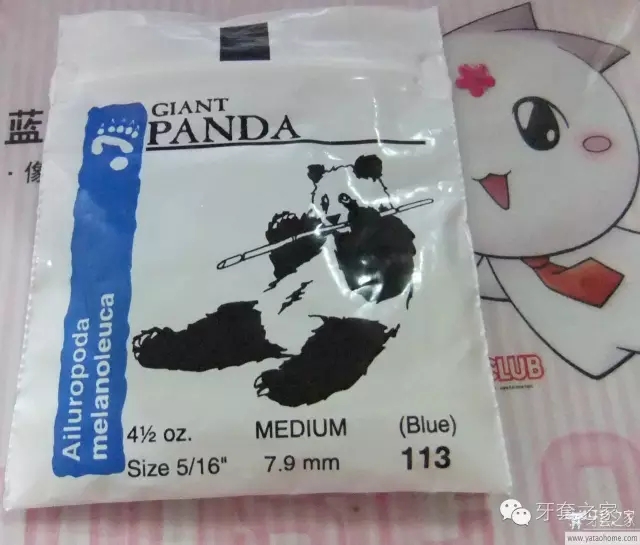 牙齒矯正過程中，有時需要正畸患者自行配戴橡皮筋，這種彈力橡皮圈(elastics)主要掛在矯治裝置（托槽、牽引鉤）之間，產(chǎn)生彈力作用于牙齒和牙弓(dental arch)。